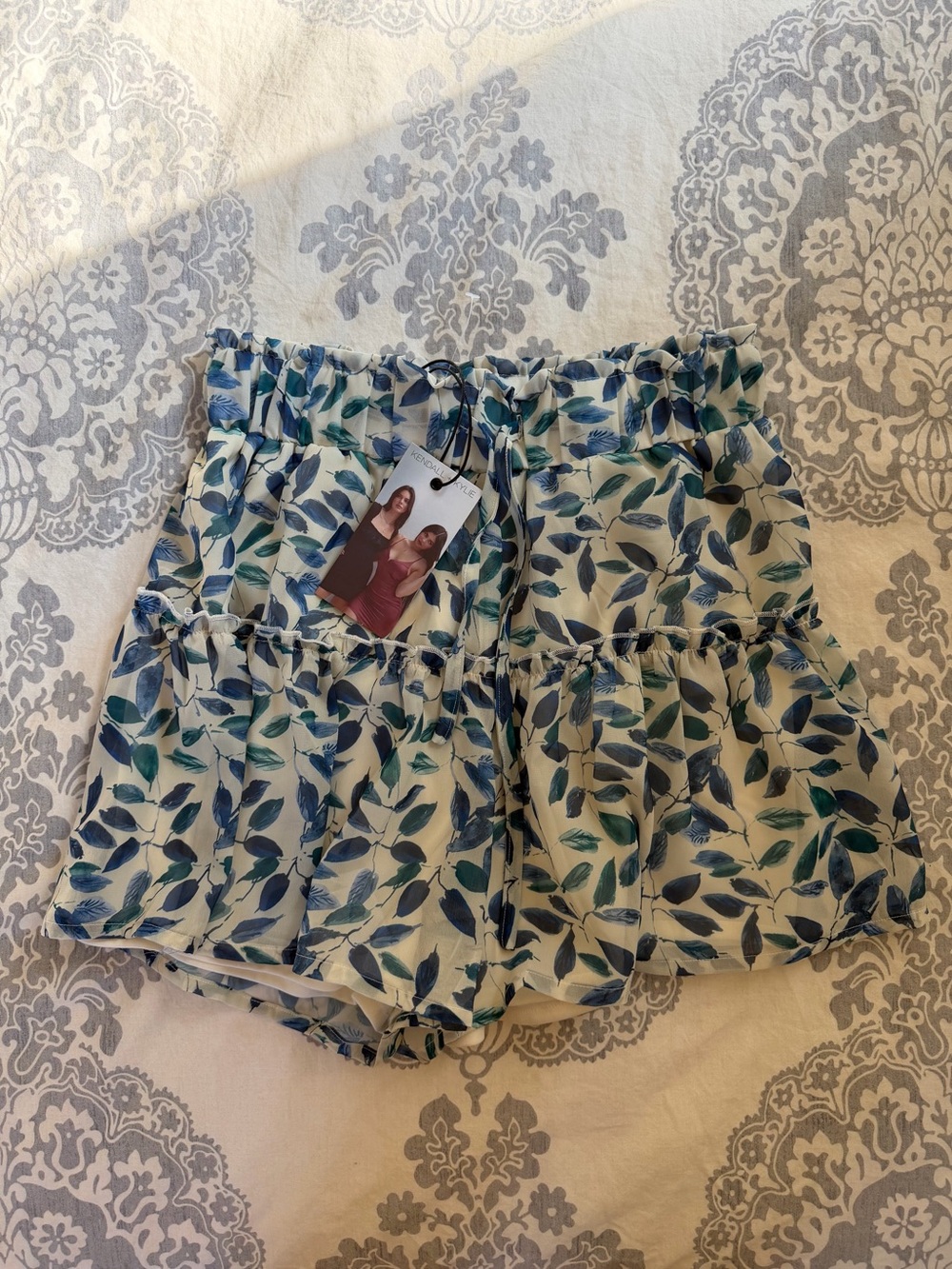 Kendall & Kylie Cream Tiered Leaf-Print Ruffle Shorts